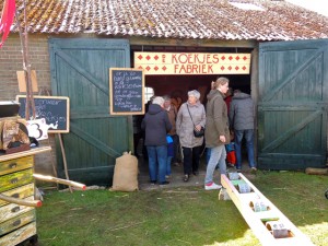 LF_2015_026 Drukte bij de koekjesfabriek