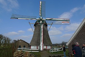 Vlag NL-doet hangt in de molen